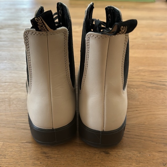 Blundstone white combat boots. Pull on style. Women’s size 9. Like new. - Picture 4 of 11